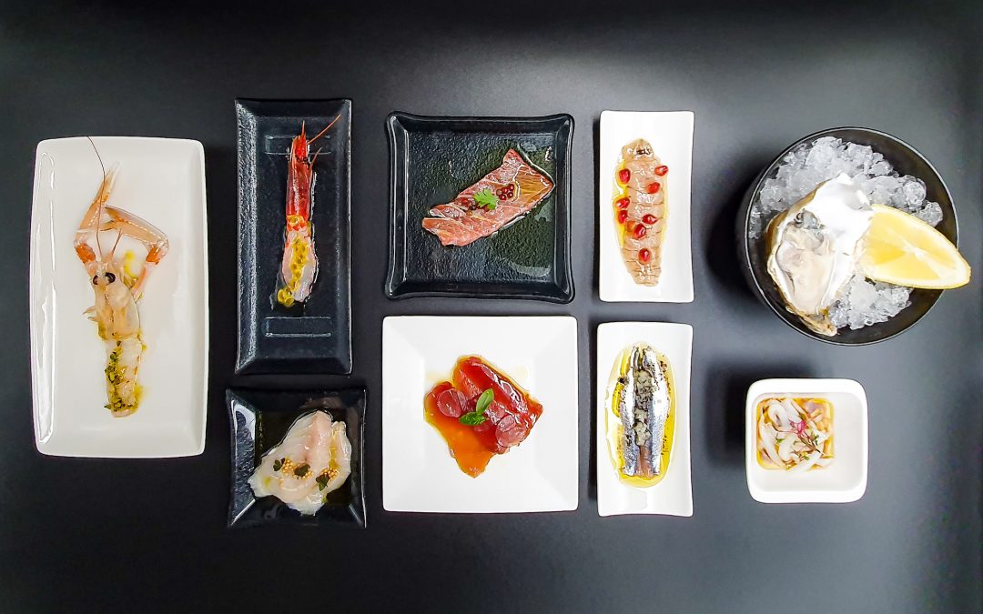 Il mio crudo di mare: scampo, gambero rosso, spada, tonno e ventresca, cicala, alice, calamari e ostrica, ognuno con il suo condimento.